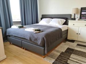 RødovreBayer Apartments Copenhagen的一间卧室配有一张床,上面有两条毛巾