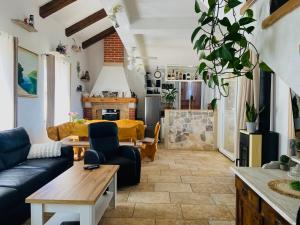苏佩塔尔Villa Fani的客厅配有沙发和桌子