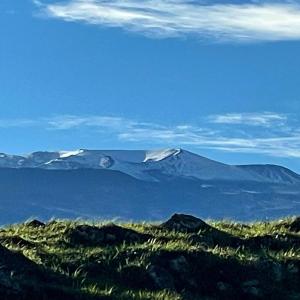 怀梅阿Beautiful Modern Shipping Container Cabin with Beautiful Views-Off the Grid的远处的山,有雪