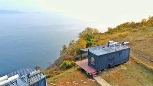 ŞarköyCarpe Diem (Tina)的水边小山上的蓝色房子