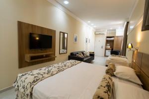 库里提巴韦恩巴特尔酒店的配有一张床和一台平面电视的酒店客房
