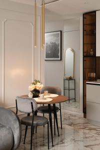 里加Beautiful Designer Apartment in Riga center的一间带桌椅的用餐室