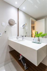 圣保罗Maximus Luxury in Wyn Berrini - WTC的浴室设有白色水槽和镜子