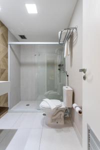 圣保罗Maximus Luxury in Wyn Berrini - WTC的白色的浴室设有卫生间和淋浴。
