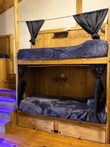埃博森Hostel Cosmo的配有蓝色床单的客房内的两张双层床