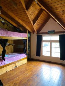 埃博森Hostel Cosmo的客房设有两张双层床和一扇窗户。