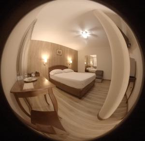 利马Hotel Asturias Inn的圆形客房 - 带床和桌子