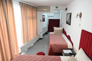 尼什Apartments Imper - IMD的酒店客房,设有两张床和一张沙发