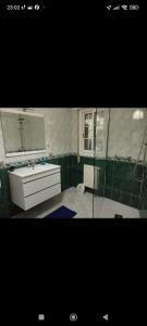 图伊Apartamento Tui, Casa da Barca的浴室设有白色水槽和镜子