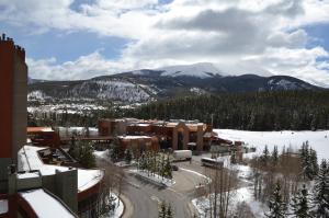 布雷肯里奇Beaver Run Resort 4705 by Great Western Lodging的山地雪地度假村