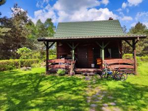 KrólewoPożarowo domek na mazowszu的小屋,有一辆自行车停放在草地上