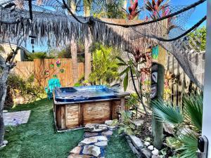 圣徒皮特海滩Cabana Tropical - Garden Studio with Private Hot Tub的庭院内带大浴缸的花园
