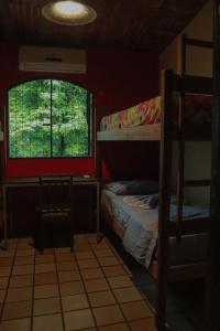 累西腓文化圣保罗萨洛芒旅舍的一间卧室设有两张双层床和一扇窗户。