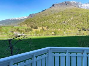 弗洛姆Flåm holiday home - mountain view - 1 km from Flåm的享有绿色田野和山脉的景色