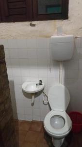 考卡亚Casa de praia Vera的一间带卫生间和水槽的浴室