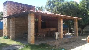 考卡亚Casa de praia Vera的砖房前面有桌子