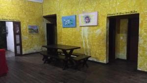 考卡亚Casa de praia Vera的一间设有桌子和黄色墙壁的房间