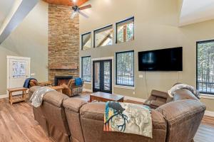 ThayneStar Valley Ranch Vacation Rental with Resort Perks!的带沙发和电视的客厅