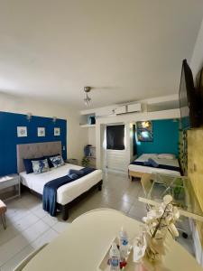 韦拉克鲁斯Suites Brisa Marina - Playa Regatas y Malecón的一间卧室设有两张床和蓝色的墙壁