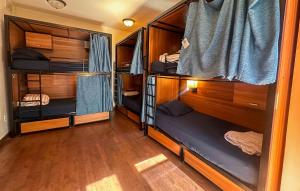 圣地亚哥ITH San Diego Adventure Hostel的一间客房内设有四张双层床的房间