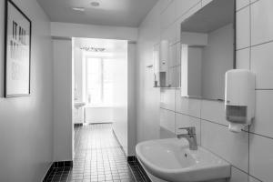 斯德哥尔摩城堡庄园酒店 的白色的浴室设有水槽和镜子