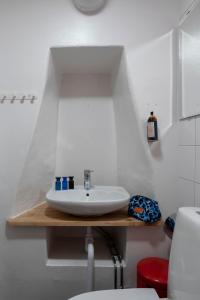 斯德哥尔摩城堡庄园酒店 的一间带水槽和卫生间的浴室