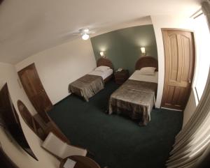 利马拉莫利纳酒店的酒店客房带两张床和楼梯