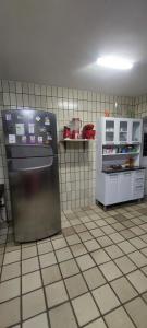 累西腓文化圣保罗萨洛芒旅舍的带冰箱的厨房和瓷砖地板。