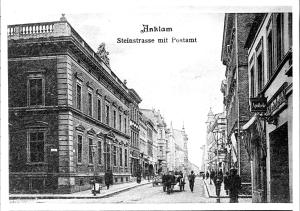 安克拉姆Hotel Anklamer Hof, BW Signature Collection的一张旧黑白相间的城市街道照片