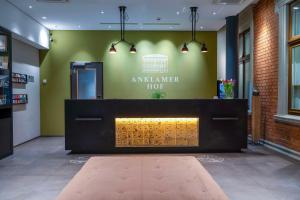 安克拉姆Hotel Anklamer Hof, BW Signature Collection的墙上有一个健康日历的健康中心