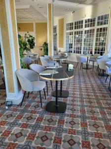 滨海圣西尔莱克斯大酒店的一间在房间内配有桌椅的餐厅