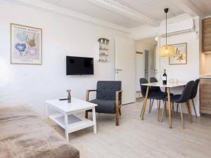 罗莫柯克比Holiday home Rømø XV的客厅配有沙发和桌子