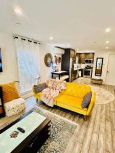 North BeachEleni’s Charming Studio的一间带黄色沙发的客厅和一间厨房