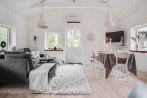英斯约Swedish Costal Forest Hideaway的白色的客厅配有沙发和桌子