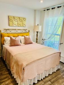 North BeachEleni’s Charming Studio的一间卧室配有一张带黄色床头板的大床