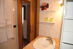 皮恩扎La Ginestra的一间带水槽和台面的浴室