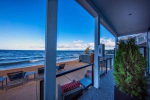 夸利库姆海滩Qualicum Beach Ocean Suites的阳台享有海景。