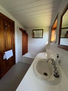 比舍诺Seaview Apartment - Tidelines of Bicheno的白色的浴室设有水槽和浴缸。