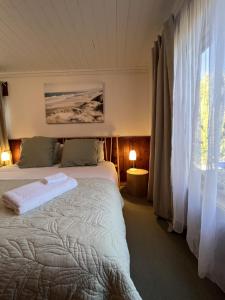 比舍诺Seaview Apartment - Tidelines of Bicheno的一间卧室设有一张床和一个窗口