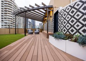 悉尼Accommodation Sydney City Centre 1 Bedroom Apartment with Balcony的一座带凉棚的户外甲板