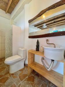 帕洛米诺Jumanji的一间带水槽和卫生间的浴室