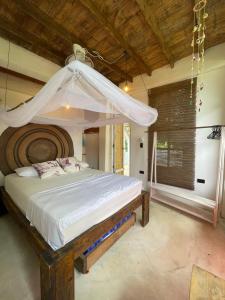 帕洛米诺Jumanji的一间卧室配有一张带天蓬的大床