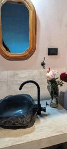 科洛尼亚卡罗亚casa de campo, Bodega Di Candi的浴室的柜台设有水槽和镜子