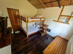 圣维森特NATIVO D' KUBO的客房享有高空的景致,配有双层床。