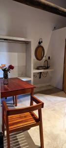 科洛尼亚卡罗亚casa de campo, Bodega Di Candi的客厅配有桌子和镜子