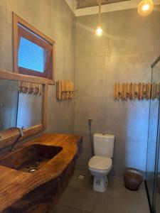 圣阿马鲁Pacas Suítes Casa & Chalés的一间带木制水槽和卫生间的浴室
