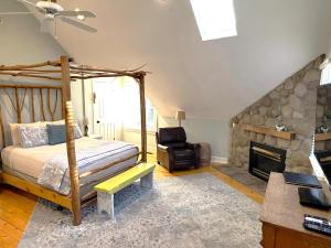 联盟码头Goldberry Woods- A Modern Farm Resort的一间卧室配有一张床和一个壁炉