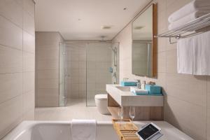 下龙湾Luxury 5 Star A La Carte Residence Ha Long的带浴缸、水槽和淋浴的浴室