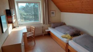 斯匹科罗格Hannes Huus的小房间设有床、书桌和窗户