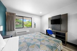 蒙特雷蒙特利北弗里蒙特街6号汽车旅馆的配有一张床和一台平面电视的酒店客房